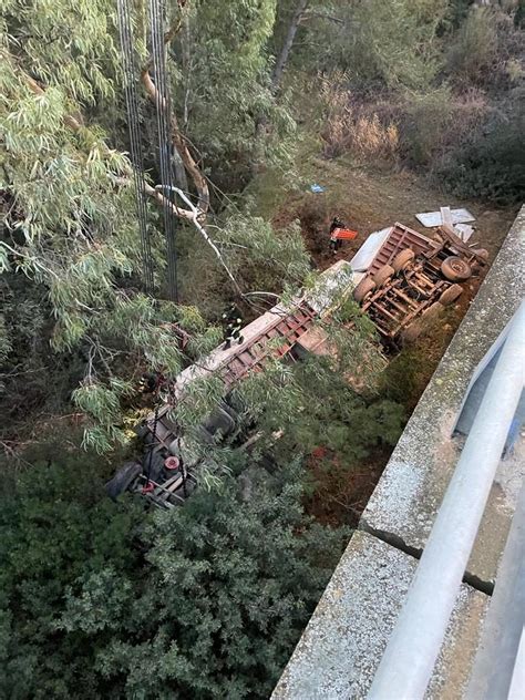 Tir Sbanda E Finisce Gi Dal Viadotto Camionista Morto Schiacciato