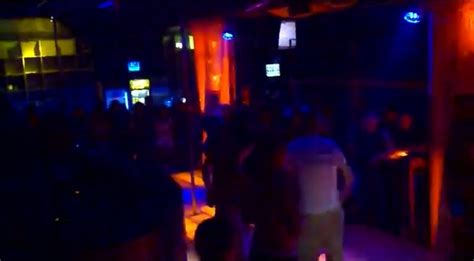 Guy gets naked in nightclub cfnm ThisVid En español