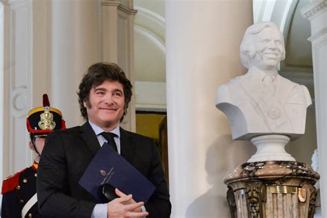 Entre L Grimas Milei Inaugur El Busto De Menem En Casa Rosada Es Un