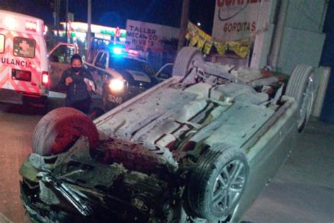 Vuelca En Su Auto Luego De Chocar Contra Poste En Torre N