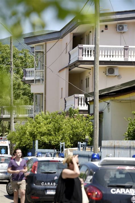 Lancia La Figlia Di Mesi Dal Balcone E Poi Tenta Suicidio