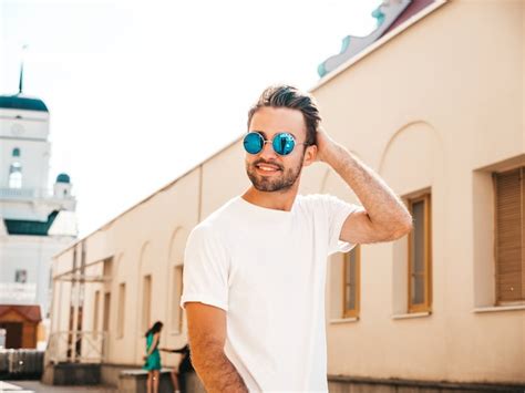 Homem Culos De Sol Vestindo Camiseta Branca Posando Foto Gr Tis