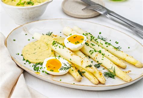 Ged Mpfter Spargel Mit Erd Pfel Kr Uter Sauce Frisch Gekocht