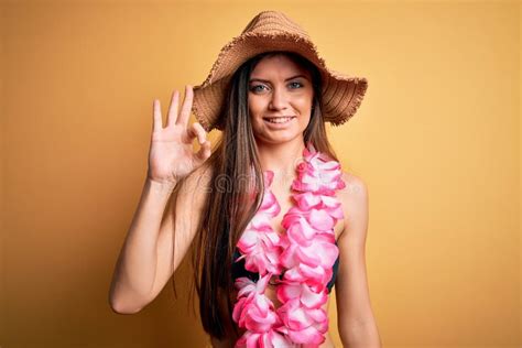 Joven Hermosa Mujer Con Ojos Azules En Vacaciones Vistiendo Bikini Y Hawaiana Lei Sonriendo