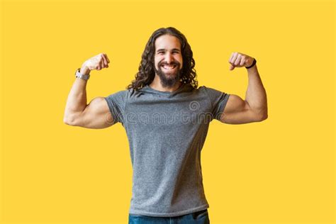 Retrato Del Hombre Joven Barbudo Fuerte Feliz Del Culturista Con El