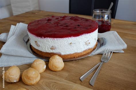 Rote Grütze Torte mit Windbeuteln ein Schmuckstück