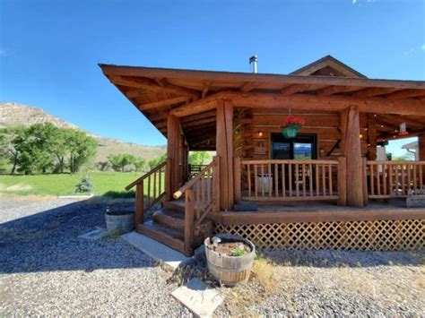 There’s A Cowboy Cabin Airbnb In Wyoming And It’s The Perfect Little Hideout