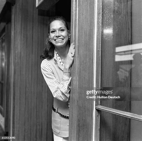 Mary Tyler Moore 1969 Photos And Premium High Res Pictures Getty Images