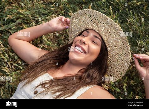 Hübsche latina Fotos und Bildmaterial in hoher Auflösung Alamy