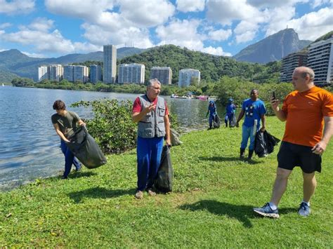 MUTIRÃO DE LIMPEZA RETIRA MEIA TONELADA DE RESÍDUOS DA LAGOA RODRIGO DE