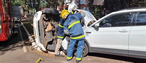 Pai E Filha Ficam Feridos Ap S Carro Ser Prensado Contra Rvore