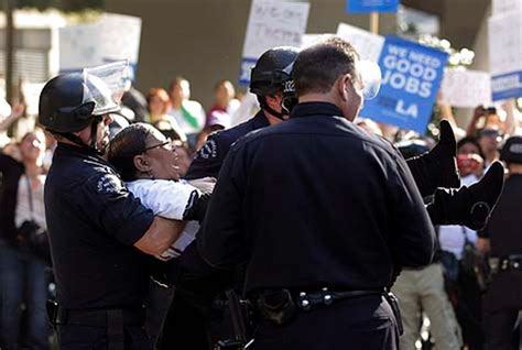 Wall Street Proteste Eskalieren Gewalt Und Kunstblut