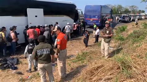 Cubanos entre cientos de migrantes detenidos en una carretera de México