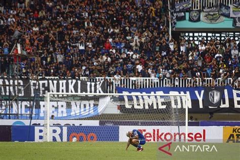 Tanpa Penonton Persib Jamu Arema Fc Di Stadion Pakansari