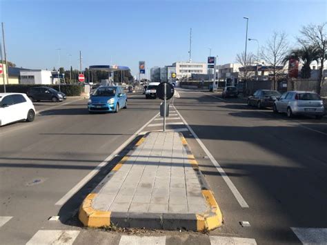 Lecce Marciapiedi Aiuole E Pista Ciclabile Attorno Ad Un Nuovo