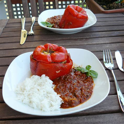 Gefüllte Paprika mit tomatiger Sauce und Reis Katha kocht