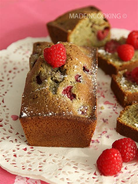 Recette de Cake au thé matcha et aux framboises