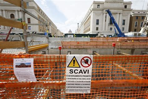 Spuntano Mosaici Antichi Durante Gli Scavi A Piazza Pia Durante Il