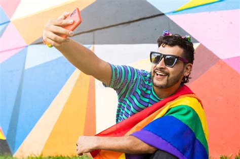 Sonriendo Bajo El Arcoiris Hombre Gay Tomando Un Selfie En El Parque Imagen De Archivo