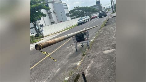 SC dupla é flagrada transportando poste em carrinho de supermercado