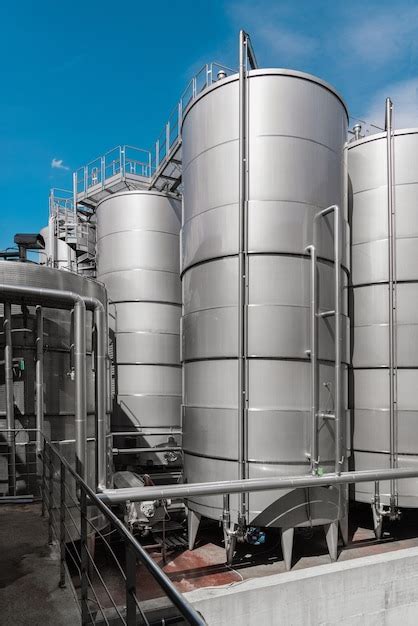 Tanques de acero para la fermentación del vino en una bodega moderna