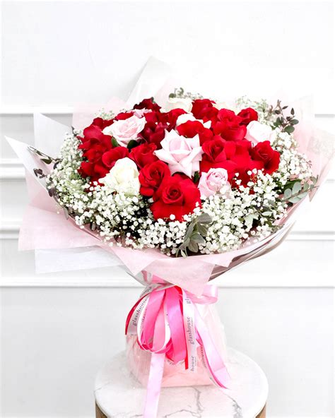 Red And Pink Bouquet Round