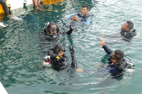 Peserta Latihan Scuba Diver Koarmada Iii Menerima Brevet Menyelam Di