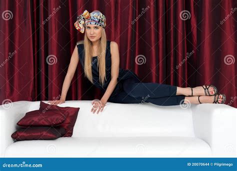 Blonde Hermoso En Estudio Retrato De La Manera Foto De Archivo Imagen De Pelo Estilo 20070644