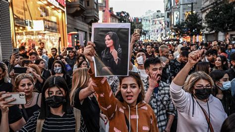 Iran Drei Tote Bei Protesten Nach Tod Von Mahsa Amini Der Spiegel