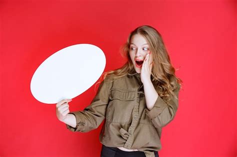 Fille Blonde Tenant Un Tableau Blanc Ovale Et S Excite Photo Gratuite