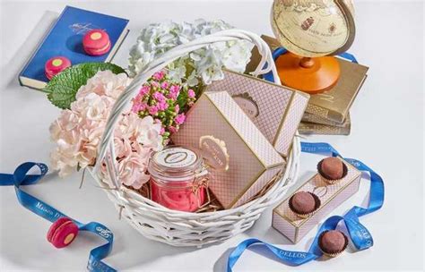 Подарочные корзины на 8 марта для женщин и девушек - идеи