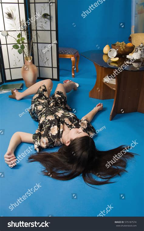 Crime Scene Simulation Lifeless Brunette Lying Foto Stock 575187574