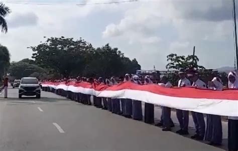 Ribuan Pelajar Kibarkan Bendera Merah Putih Sepanjang 17 Km Sambut Hut Kemerdekaan Ri Okezone