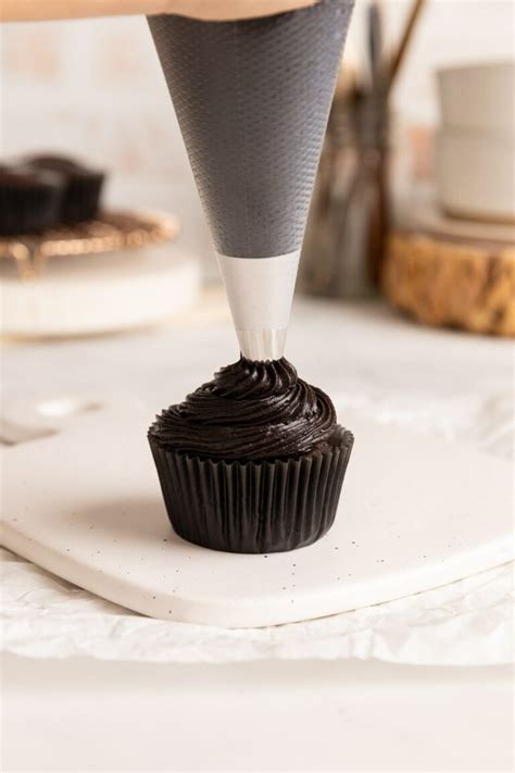 15 Minute Black Frosting (with and without food dye) - Partylicious