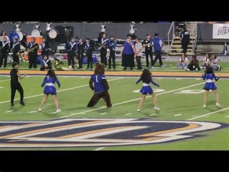 Bowie Bear Sugar Mascot Dancing At Battle Of The Southside Utep Sunbowl