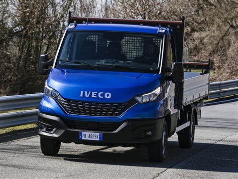 Iveco Comemora A Marca De Mil Unidades Produzidas De Caminh Es E