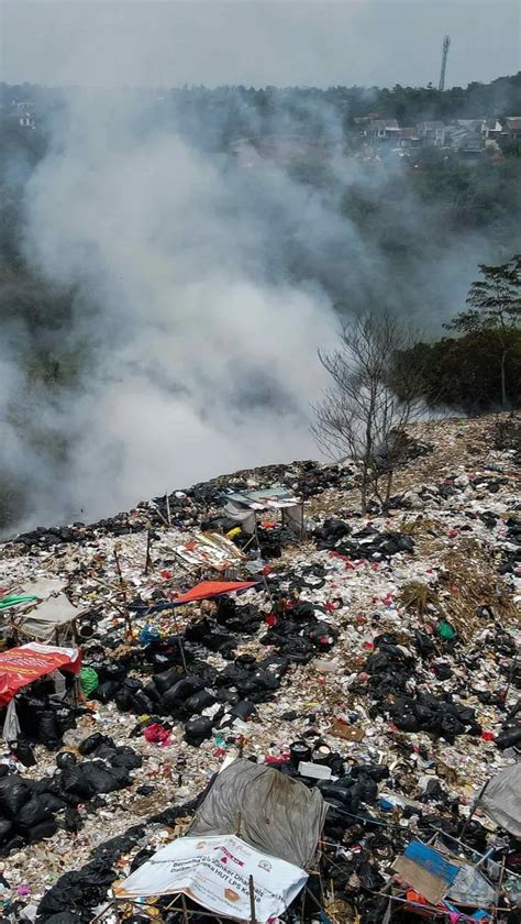 Foto Penampakan Kepulan Asap Putih Kebakaran Di Tps Limo Menyebar Dan