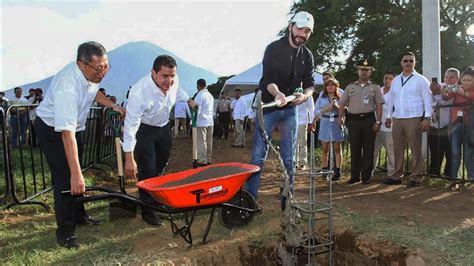 Presidente Nayib Bukele Coloca Primera Piedra Del Perif Rico Gerardo