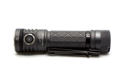 Skilhunt EC300 review | 2300 lumens EDC flashlight | 1Lumen