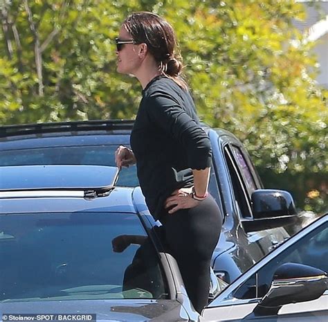 Jennifer Garner Takes Her Daughter Seraphina To A Drive By Birthday Party Readsector