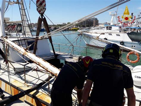 Peschereccio Imbarca Acqua Intervengono I Vigili Del Fuoco Foto