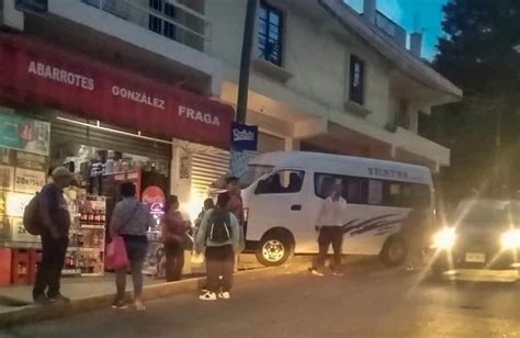 Combi Choca Contra Poste En Calles De Xalapa Pasajeros Resultan Lesionados