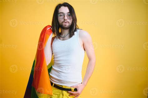 Gay Hombre Sostener Arco Iris A Rayas Bandera Aislado En De Colores Antecedentes Estudio Retrato