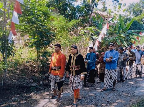 Warga Masyarakat Kalinongko Padukuhan Bangen Melaksanakan Upacara Adat