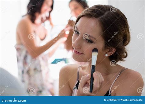 Novia Que Aplica Su Maquillaje Que Hace Su Preparación De La Boda