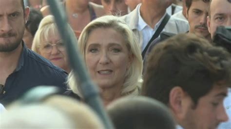 Marine Le Pen fait sa rentrée politique à la braderie d Hénin Beaumont