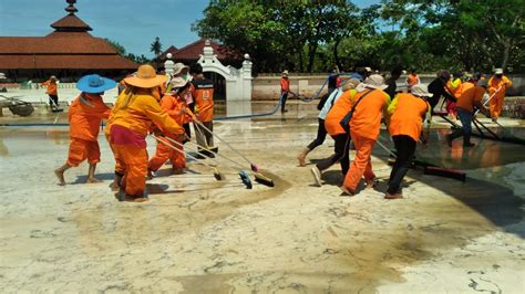 Banjir Surut Dinas PRKP Banten Kerahkan Petugas Oranye Bersihkan