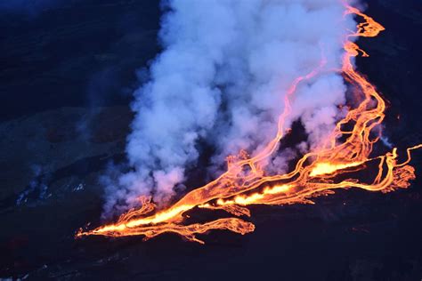 In pictures: Mauna Loa volcano erupts in Hawaii | CNN