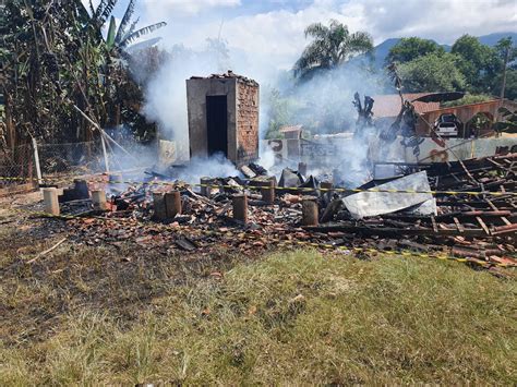 Casa Totalmente Destru Da Por Chamas Em Garuva