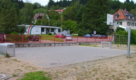 FUSSBALLFELD AUF DEM SCHULHOF GRUNDSCHULE KUSEL